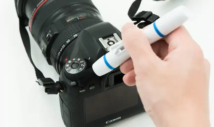 Cleaning the Viewfinder and Camera Body